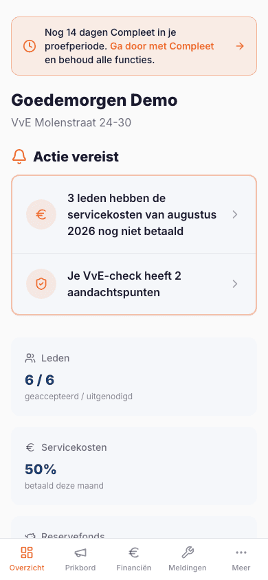 Het vveazy-dashboard op een telefoon: servicekostenstatus en actiepunten in één overzicht